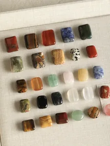 Gros plan détaillé de perles en pierre naturelle de formes et couleurs variées pour bijoux DIY.