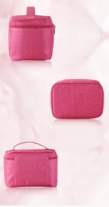 Viste dettagliate multi-angolo di una borsa cosmetica rosa con motivo goffrato SOIGNE