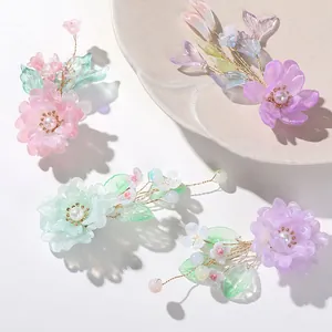 Detailopname van handgemaakte pastelkleurige kristallen bloem haaraccessoires met parels