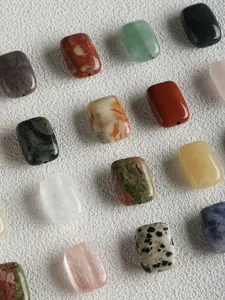 Vue détaillée de diverses perles rectangulaires en pierre naturelle pour bijoux DIY