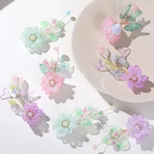 Gedetailleerde weergave van handgemaakte kristallen bloemen voor DIY haaraccessoires