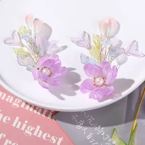 Close-up van handgemaakte paarse bloem- en bladonderdelen voor DIY-haarspelden en sieraden