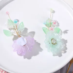 Detail van handgemaakte kristallen bloemaccessoires met kralenblaadjes voor doe-het-zelf haarjuwelen.