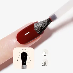 Professioneller Nagelgel-Pinsel für den glatten Auftrag von dunkelrotem Farbgellack.