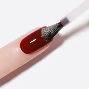 Professioneller Nagelgel-Pinsel für den glatten Auftrag von dunkelrotem Farbgellack.