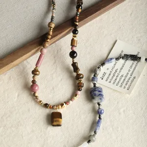 Collier fait main avec perles naturelles en œil de tigre, agate et pendentifs en pierre