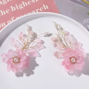 Detailopname van roze kristallen bloem haaraccessoires met handgemaakte kralen