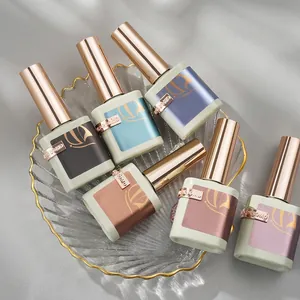 Bomd Profi-Nagelgel-Set mit Unterlack und Überlack auf dekorativem Glasteller.