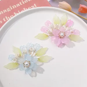 Detail van handgemaakte kristallen bloemen voor doe-het-zelf haarspelden en sieraden