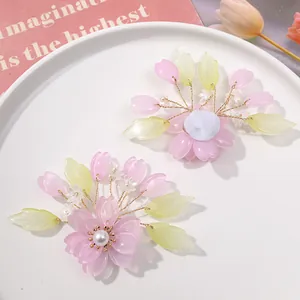 Detailopname van roze harsbloemen en groene bladeren voor doe-het-zelf sieraden en haarstukjes