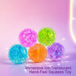 Détail de balles anti-stress sensorielles colorées à texture de diamant brillante