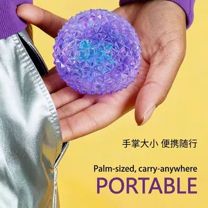 Balle anti-stress violette portable à texture diamant pour le soulagement.