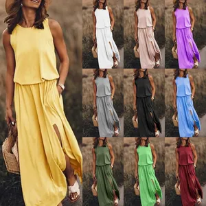 Mouwloze maxi-jurk met ronde hals en zijsplit, verkrijgbaar in diverse zomerse kleurenopties.