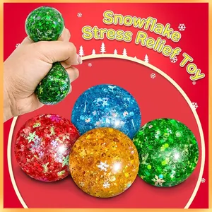 Primo piano di palline antistress natalizie con glitter e fiocchi di neve colorati