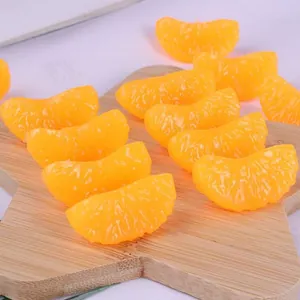 Primer plano de gajos de mandarina realistas en una tabla de madera para manualidades