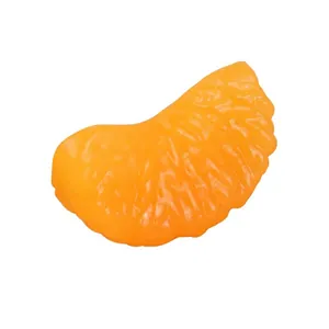 Juguete blando de segmento de mandarina realista con textura de fruta detallada
