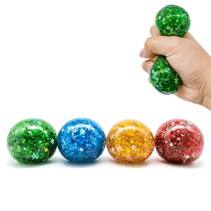 Dettaglio di palline antistress natalizie colorate con paillettes a fiocco di neve