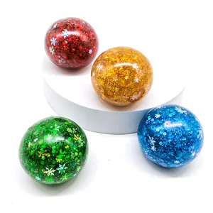Dettaglio di palline antistress natalizie con fiocchi di neve e glitter colorati