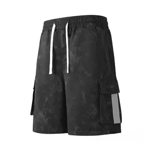 Detailansicht der schnelltrocknenden Cargo-Shorts für Herren mit reflektierenden Streifen