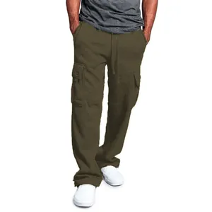 Dettaglio dei pantaloni cargo uomo verde oliva con tasche multiple e coulisse in vita