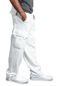 Dettaglio dei pantaloni cargo bianchi da uomo con orlo regolabile con coulisse laterale