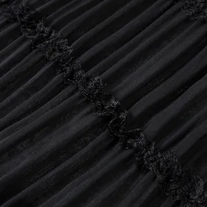 Primo piano dettagliato di un elegante tessuto plissettato nero con pizzo raffinato