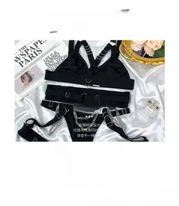 Dettaglio di un set di lingerie sexy nera da 4 pezzi con spalline e catene
