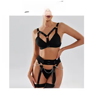 Dettaglio di un set di lingerie sexy in imbracatura nera con accenti di catena in metallo