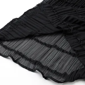 Dettaglio in primo piano di elegante chiffon a pieghe nero con raffinato bordo a volant