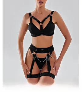 Dettaglio di un set di lingerie bondage nera con catene in metallo e cinturini per gambe.