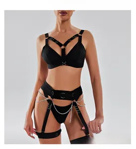 Vista dettagliata del set di lingerie sexy nera da 4 pezzi con catene e imbracatura