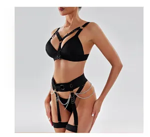 Foto professionale di un completo intimo sexy nero con catene di metallo e giarrettiere