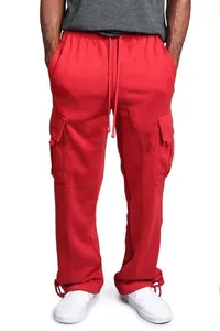 Vista frontale di pantaloni cargo rossi da uomo con ampie tasche laterali con patta