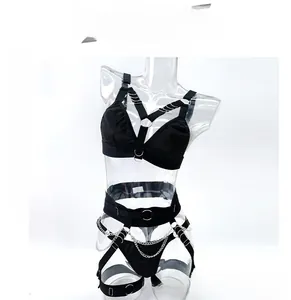 Dettaglio di lingerie sexy nera con catene metalliche su un manichino.