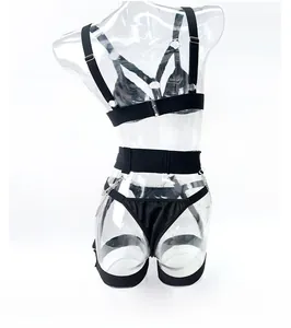 Vista dettagliata del set di lingerie con cinturini regolabili e catene metalliche