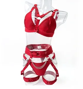 Vista dettagliata del set lingerie sexy rosso con catene metalliche e imbracatura