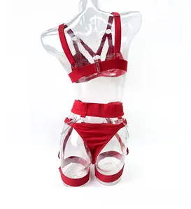 Vista posteriore del set di lingerie rossa con catene metalliche su manichino trasparente