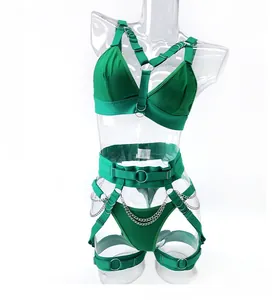 Dettaglio completo intimo sexy verde con cinturini traforati e catene metalliche