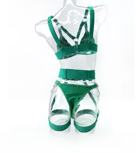 Vista posteriore del set di lingerie sexy verde in quattro pezzi con catene