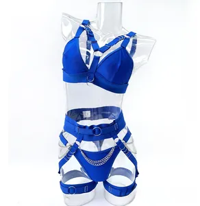 Completo lingerie a 4 pezzi blu reale con catene metalliche e spalline con intagli