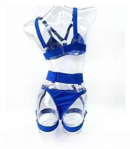 Dettaglio posteriore completo di lingerie sexy blu a fasce con catene in metallo
