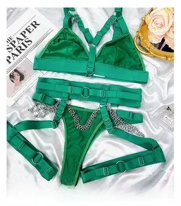 Dettaglio di un set di lingerie erotica verde con cinghie e catene d'argento