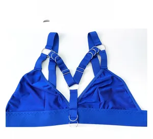 Dettaglio del reggiseno blu con cinturini, anelli metallici e morbido tessuto in cotone