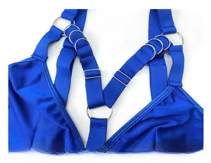 Dettaglio dei cinturini per lingerie bondage blu reale con anelli in metallo.