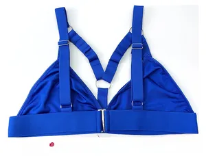 Dettaglio del reggiseno lingerie blu sexy con spalline regolabili e anelli di metallo