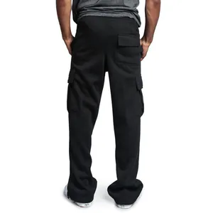 Vista posteriore di pantaloni cargo neri da uomo con tasche multiple stile high street