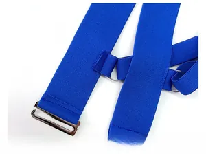 Dettaglio del cinturino elastico blu con gancio metallico per set lingerie sexy