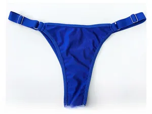 Dettaglio ravvicinato di un perizoma sexy blu brillante con cinghie elastiche regolabili