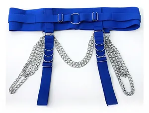 Dettaglio del finimento gamba blu con catene in metallo argento a strati e anelli