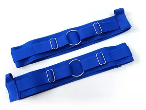 Dettaglio di giarrettiere elastiche blu con anelli metallici per lingerie sexy